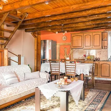 بيت للعطل Traditional Venetian Stone House